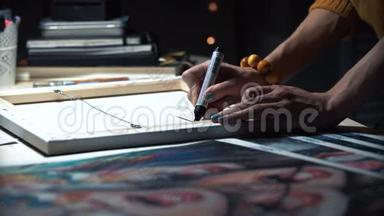 女艺术家在他的一些作品上签名。 一个大师的彩绘标志。 担架上的帆布签名黑色记号笔。